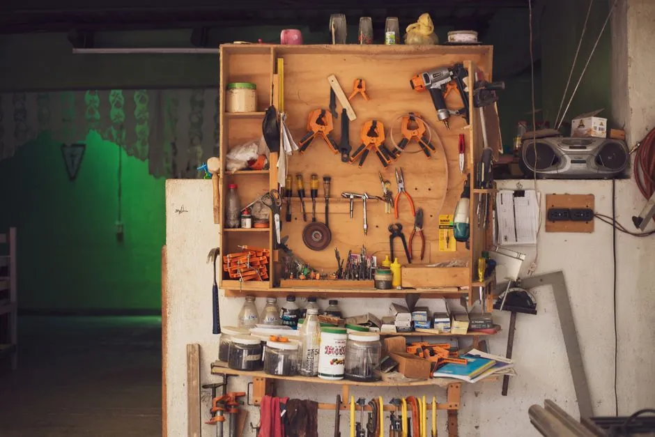 Atelier de creation de meubles, geste de l'artisan